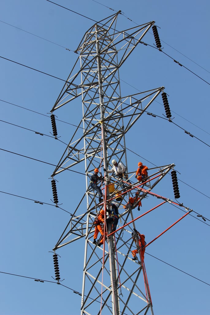 Your Guide To Transmission LiveLine Maintenance